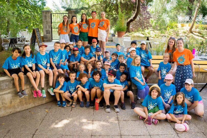 A Funside napközis nyári táborban készült csoportképen a táborozók és a tanárok