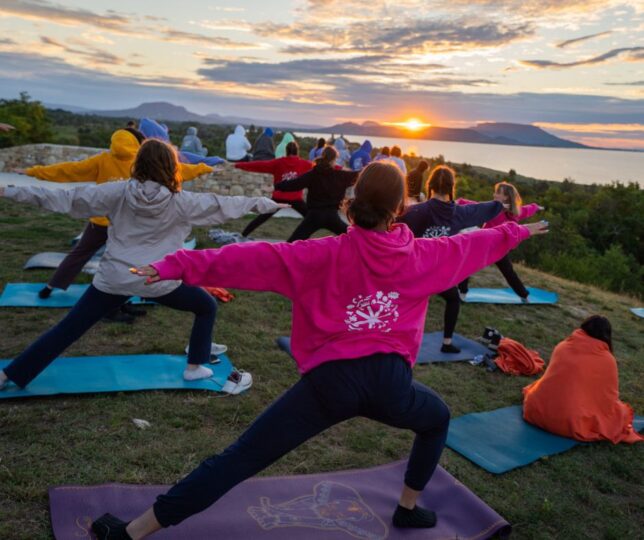A Funside Balaton táborban napfelkeltekor jógáznak táborozóink.
